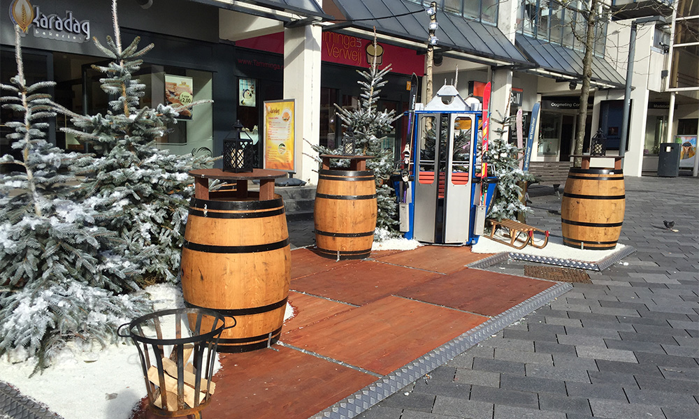 Sfeervol aangeklede winterlocatie met kerstbomen en verlichting