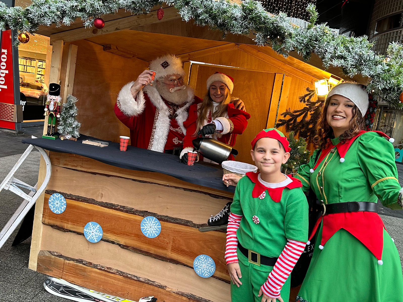 Kerstman tijdens een sfeervol winterevenement