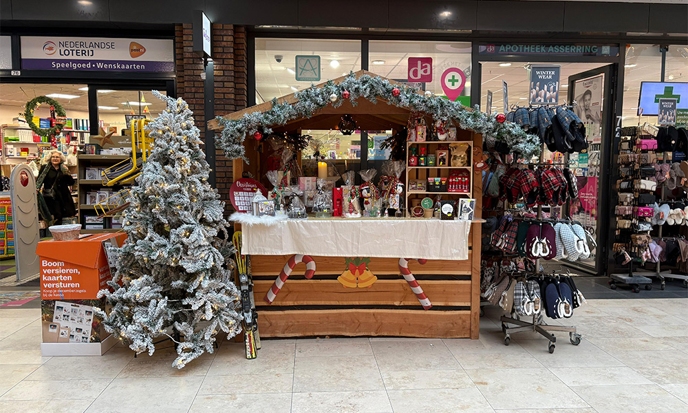 Sfeervol winterevenement in een winkelcentrum
