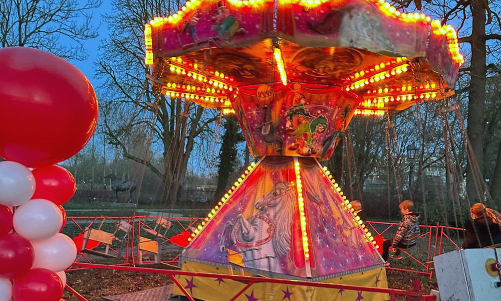 Winterse zweefmolen tijdens een evenement